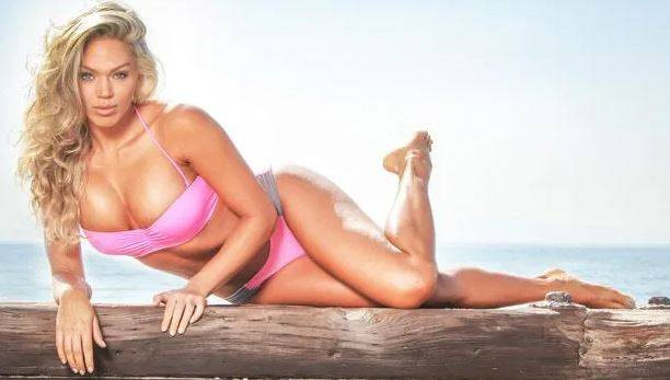 Ünlü model Loni Willison ön dişleri dökük yine çöp toplarken görüntülendi - Resim: 23